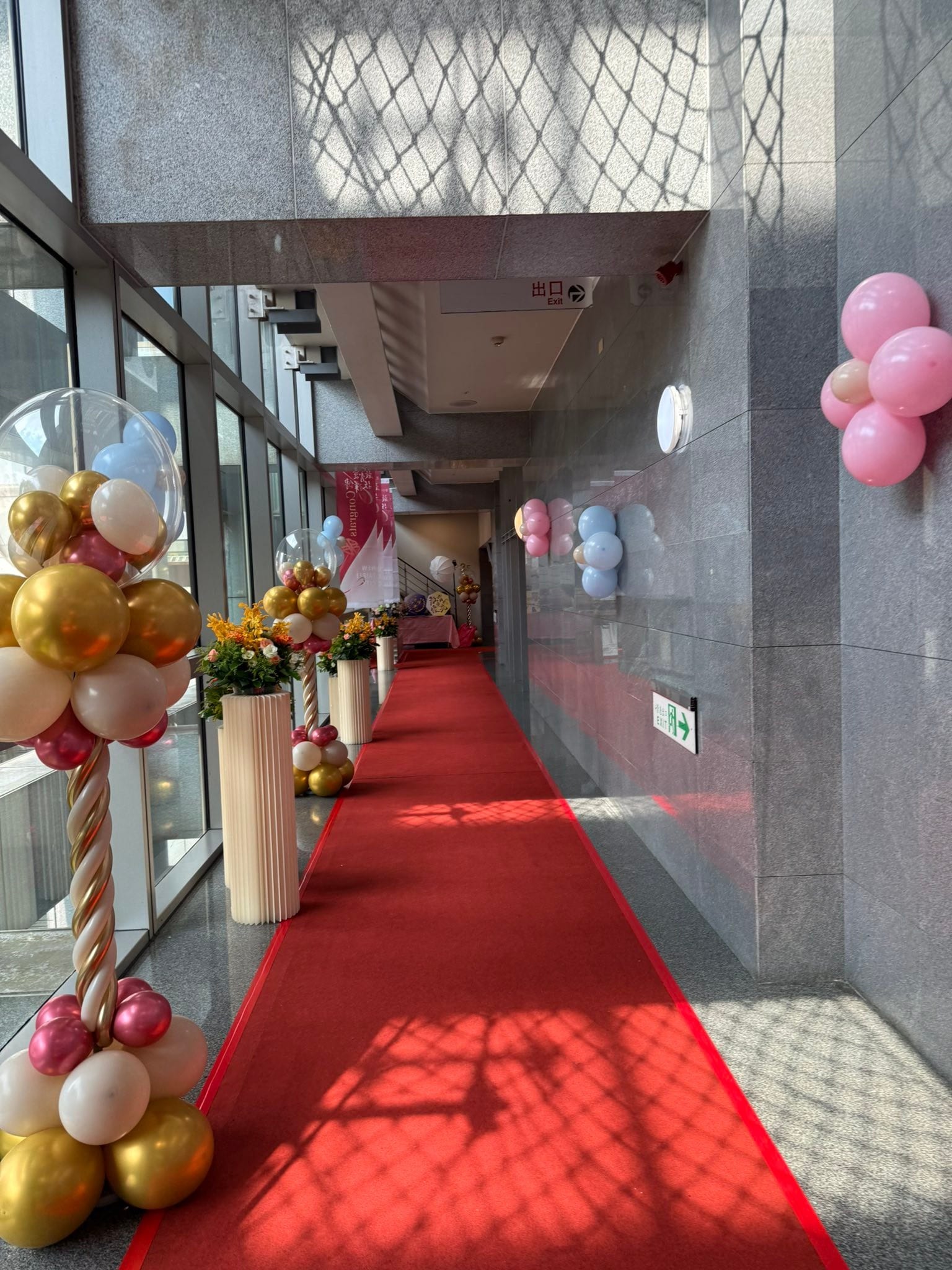 粉藍金典禮場:紅毯走道旁金色螺旋氣球柱