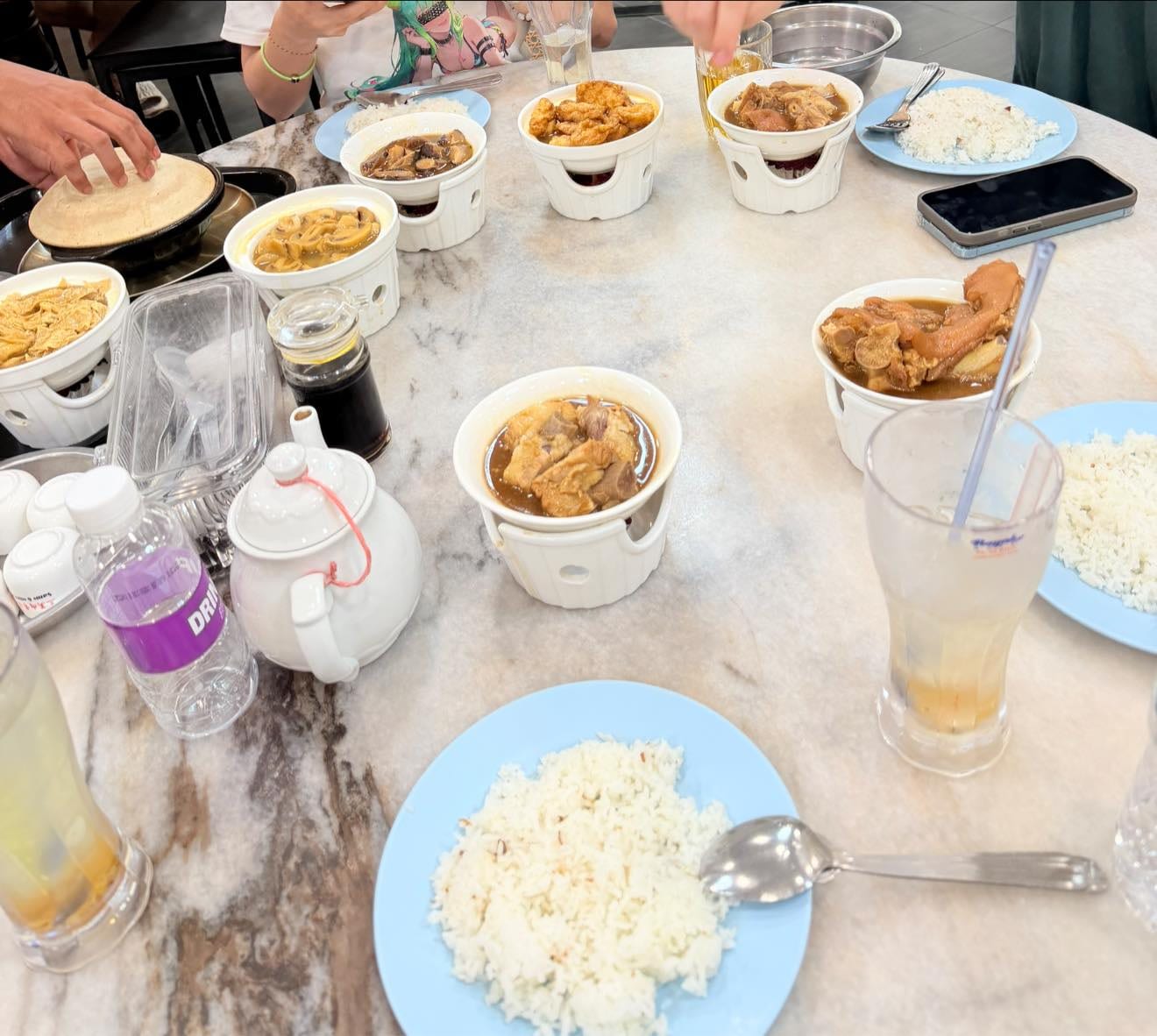 圓桌上擺滿一碗碗肉骨茶、白飯和茶壺