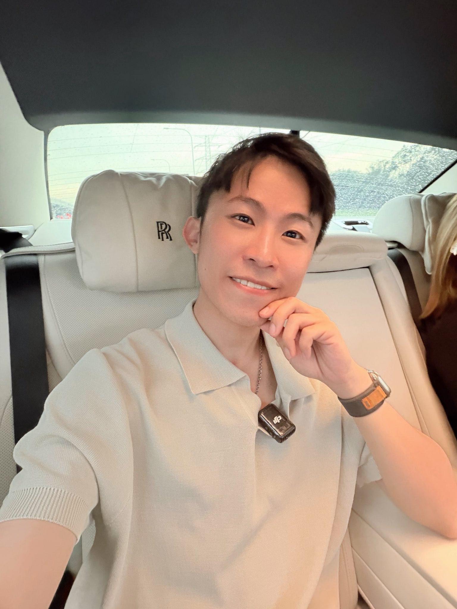我坐在豪華轎車白色皮椅後座上自拍