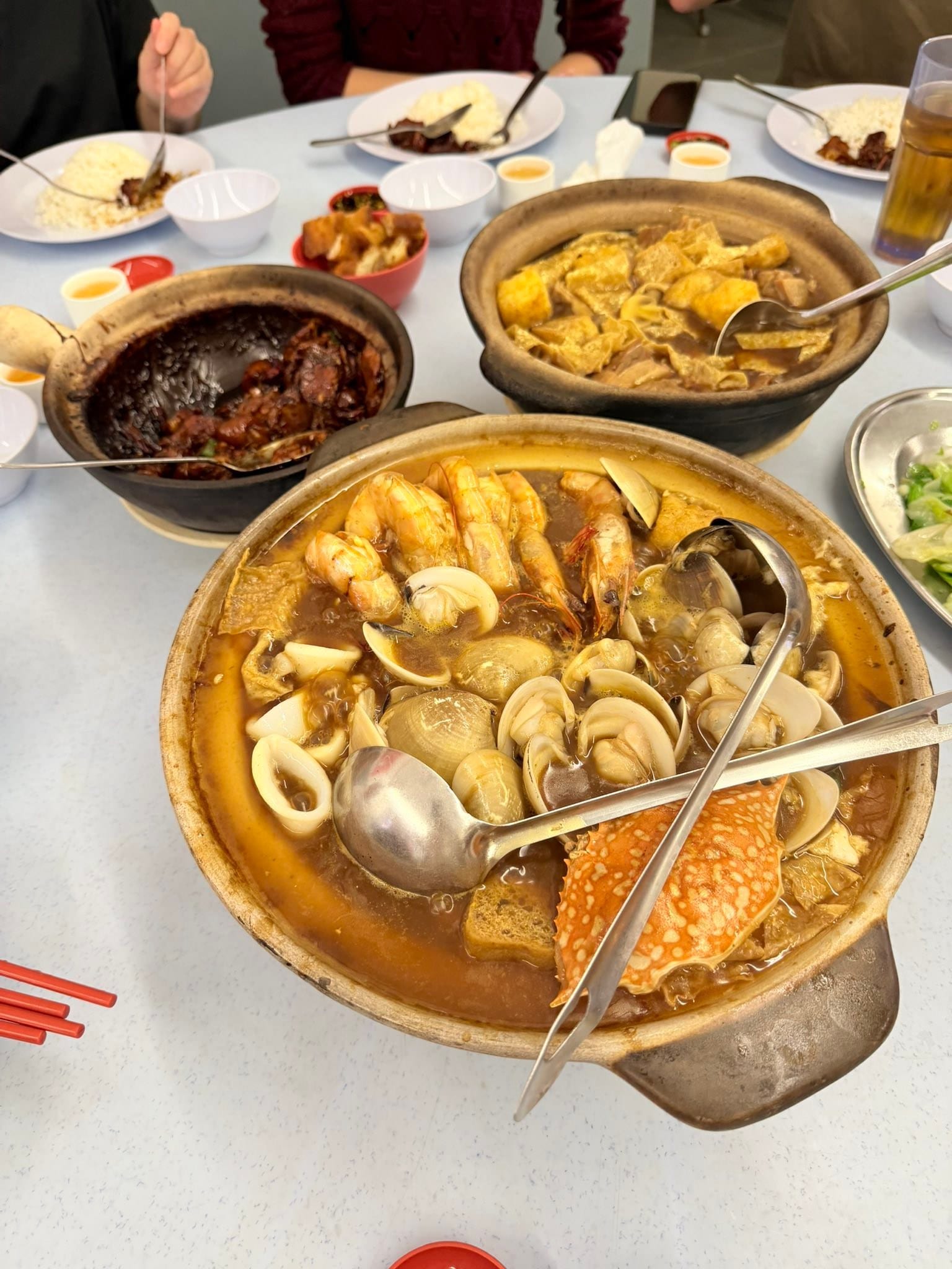 砂鍋裡滿滿蛤蜊、蝦子和花枝的海鮮肉骨茶