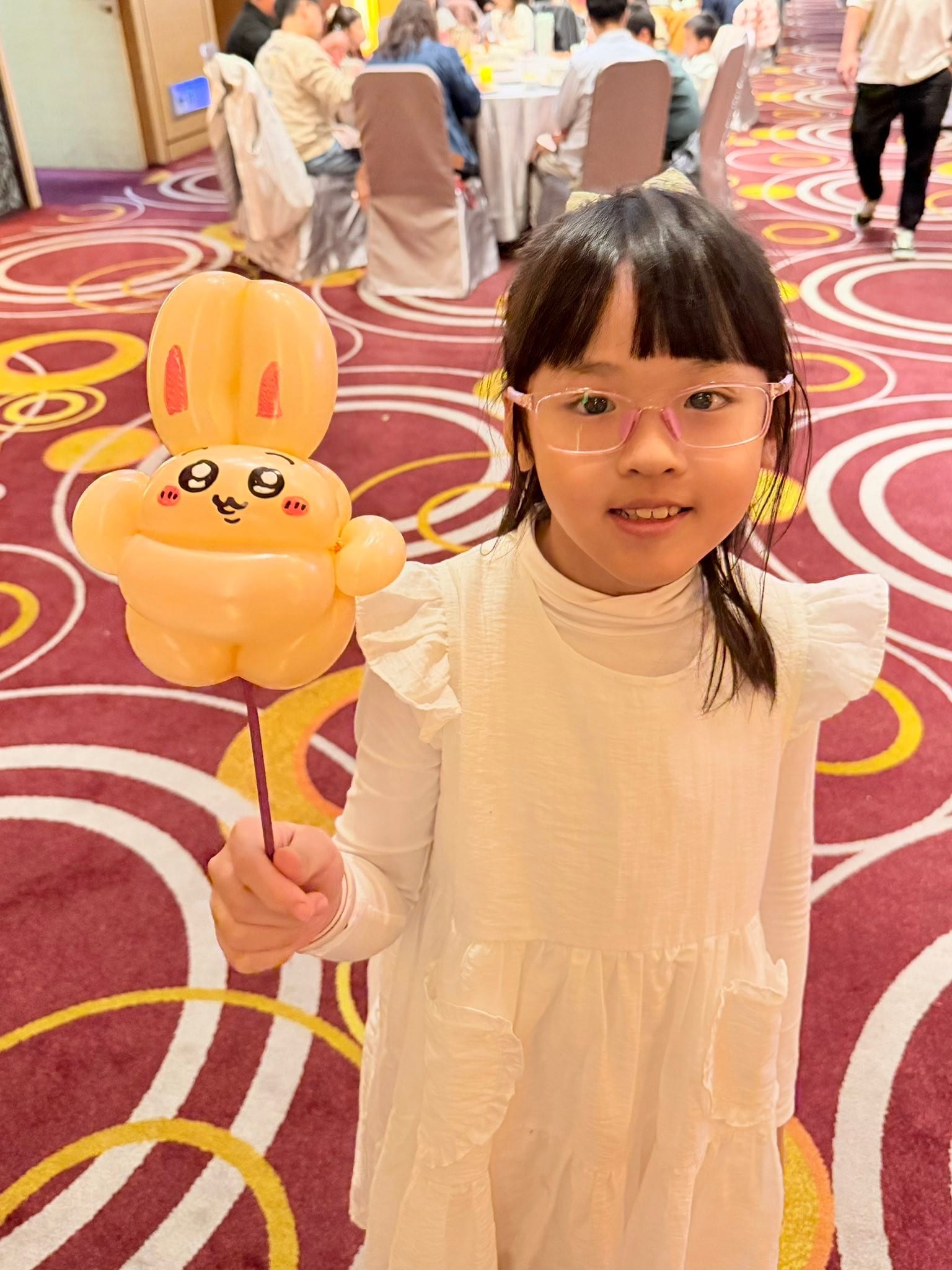 11 月宜蘭婚宴：戴粉紅眼鏡的女孩拿吉伊卡哇系列烏薩奇造型氣球