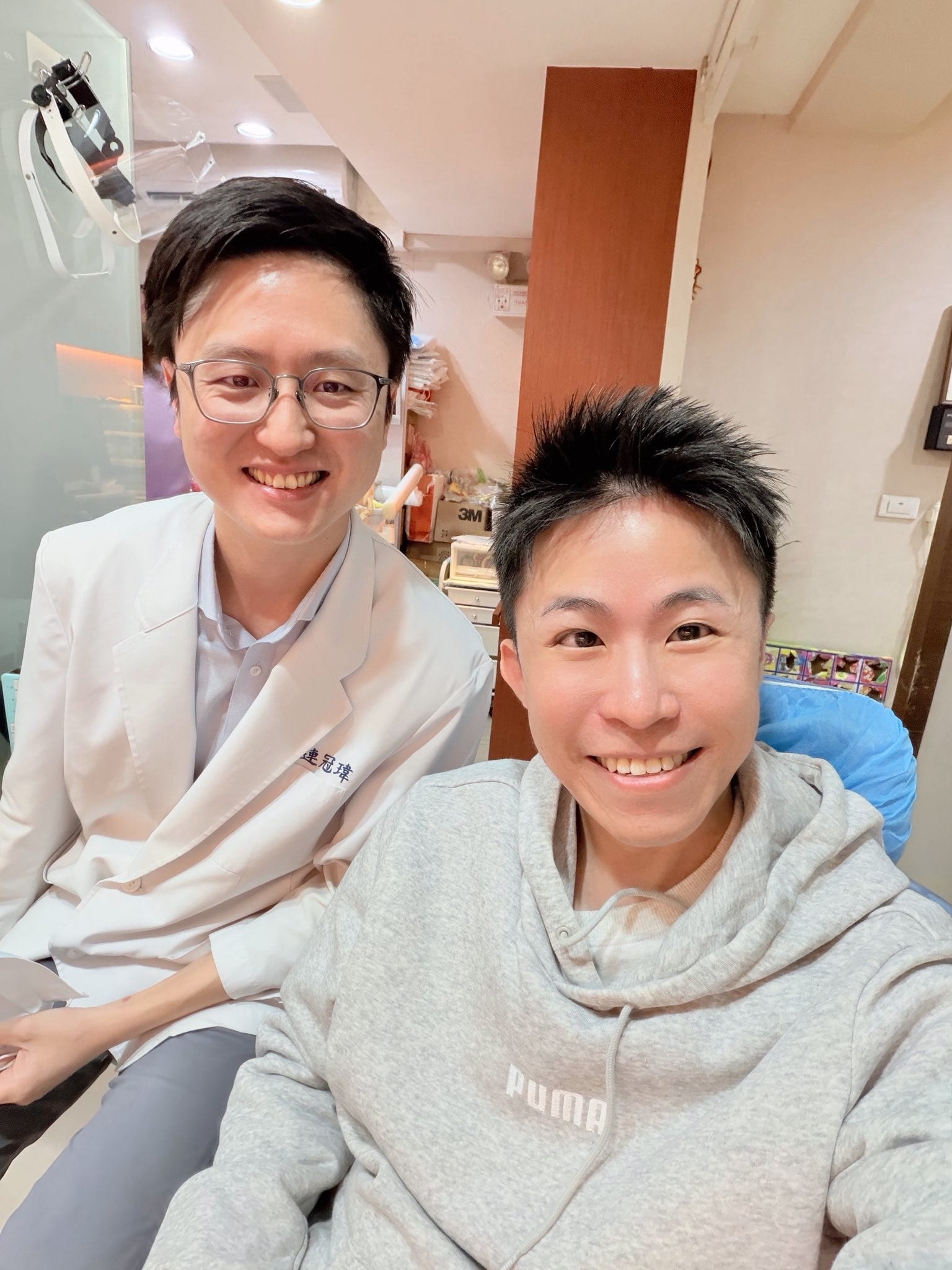 拔完智齒後，我和穿白袍的連醫師在診所裡合照