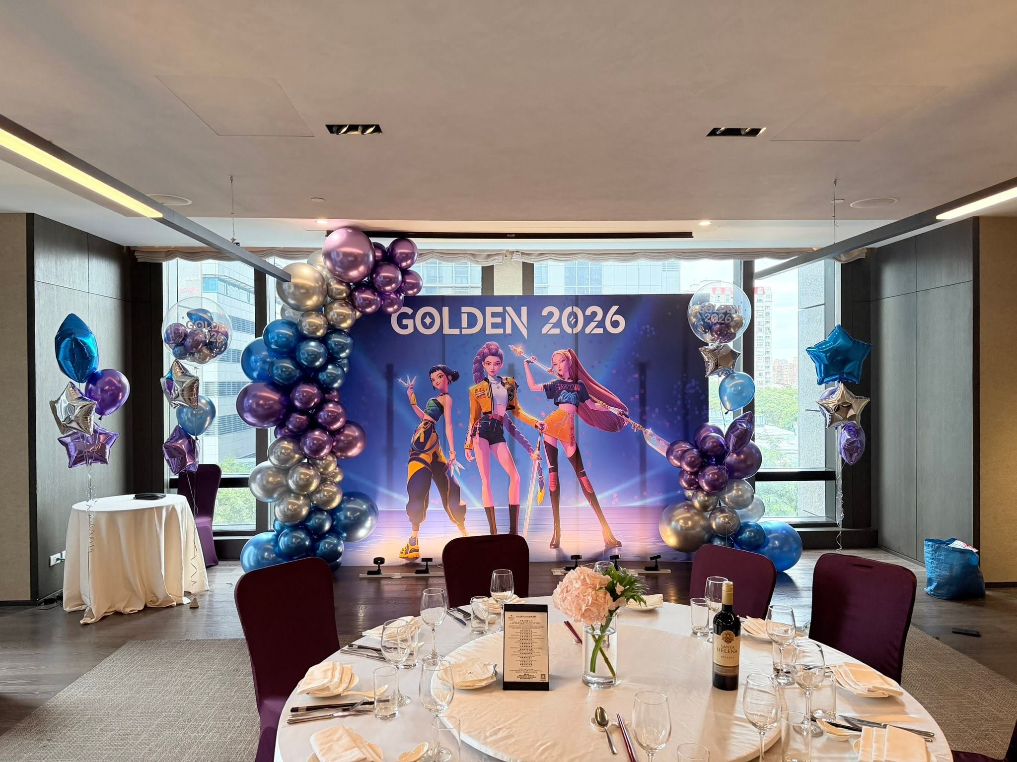 12 月另一場：用餐圓桌與花藝前的 GOLDEN 2026 背板