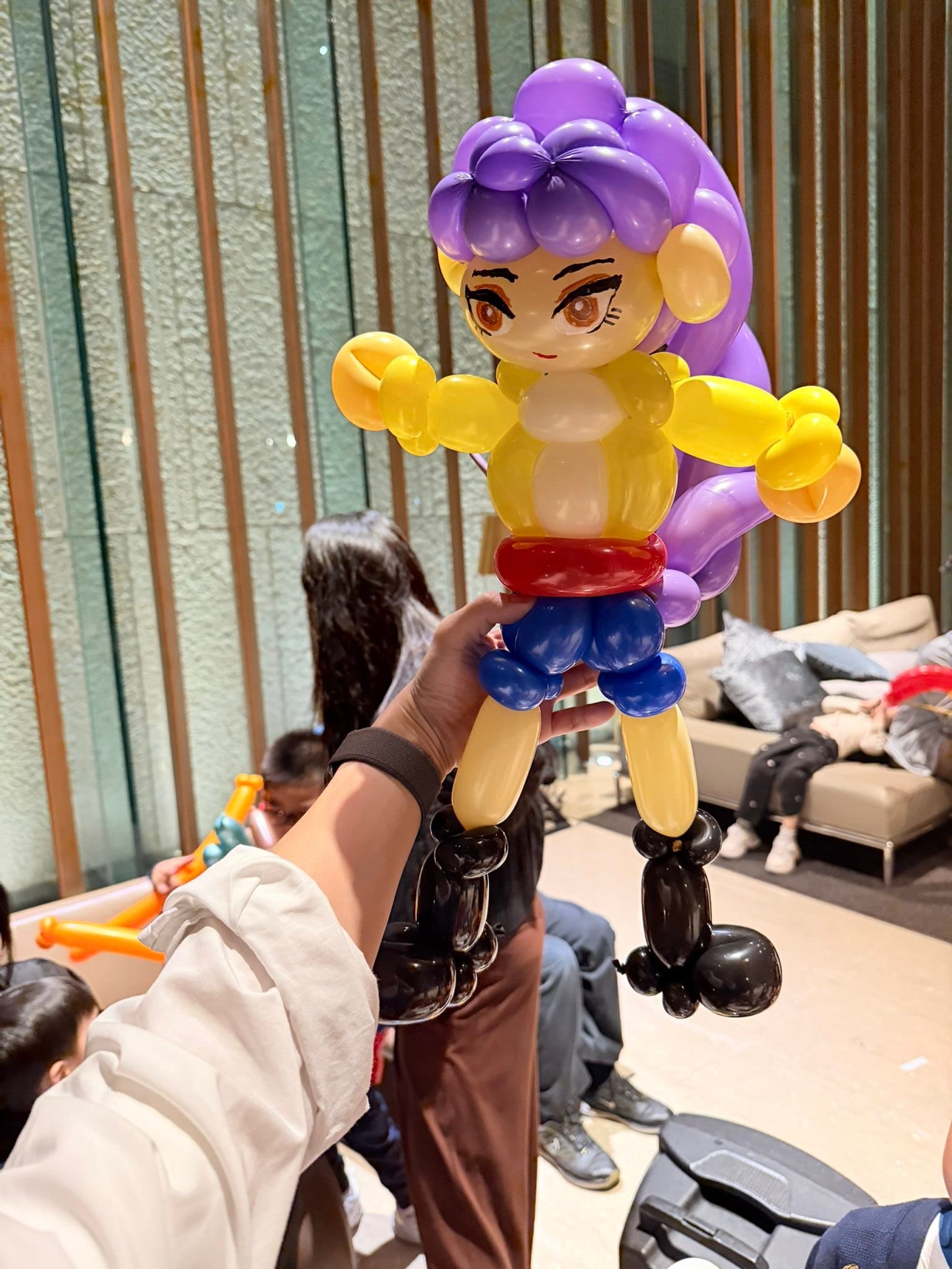 1 月生日派對：紫色長辮子、黃上衣的獵魔女團造型氣球特寫