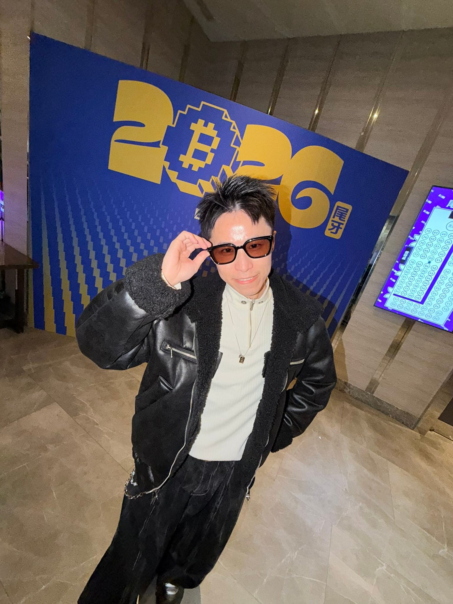 我扶著墨鏡展示全身穿搭，皮夾克搭配黑色寬版彎刀褲