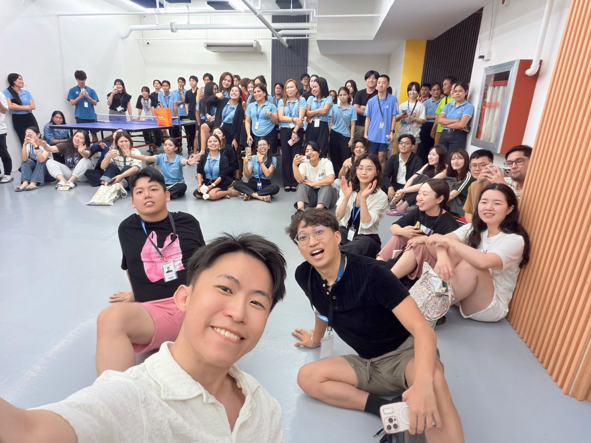 語言學校的師生坐滿教室，我在前面自拍大合照