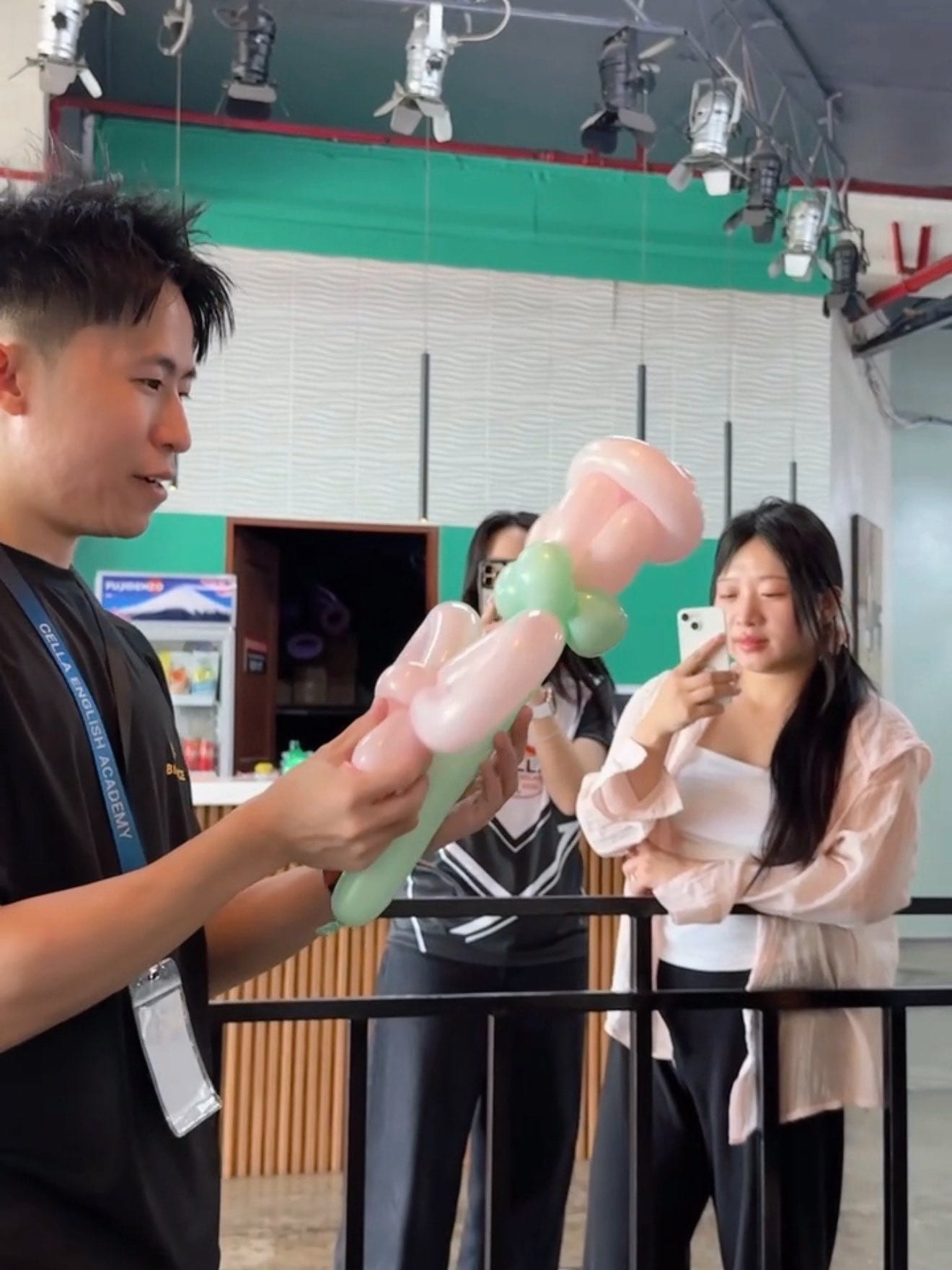 我把粉紅色花朵造型氣球遞給女同學