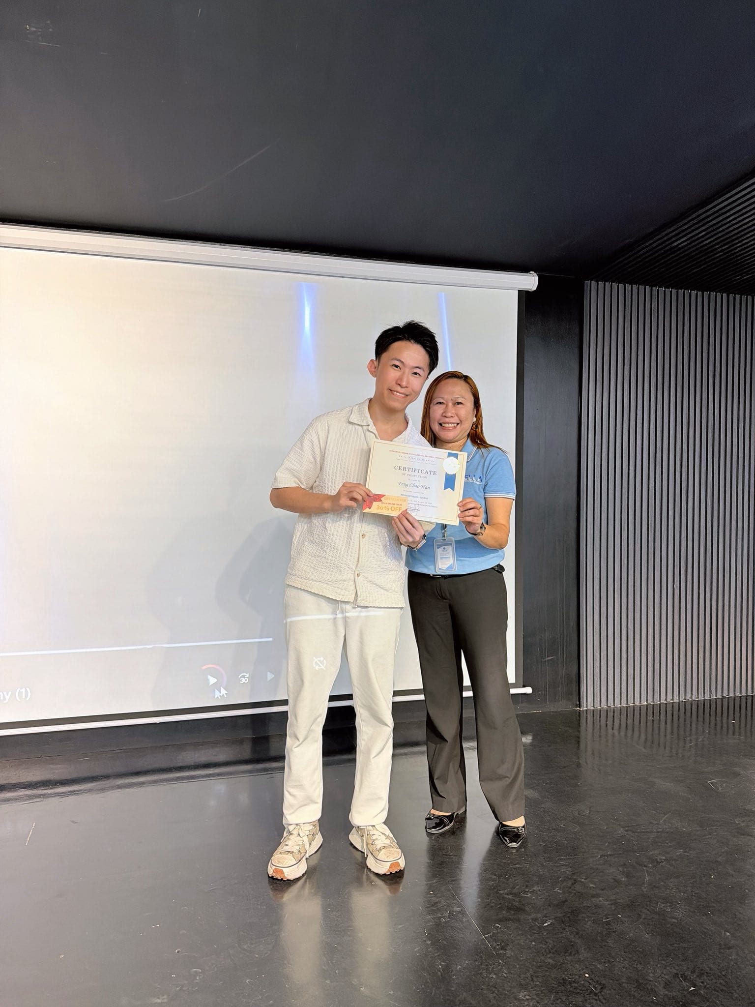 我在宿霧語言學校畢業典禮台上，和老師一起拿著證書