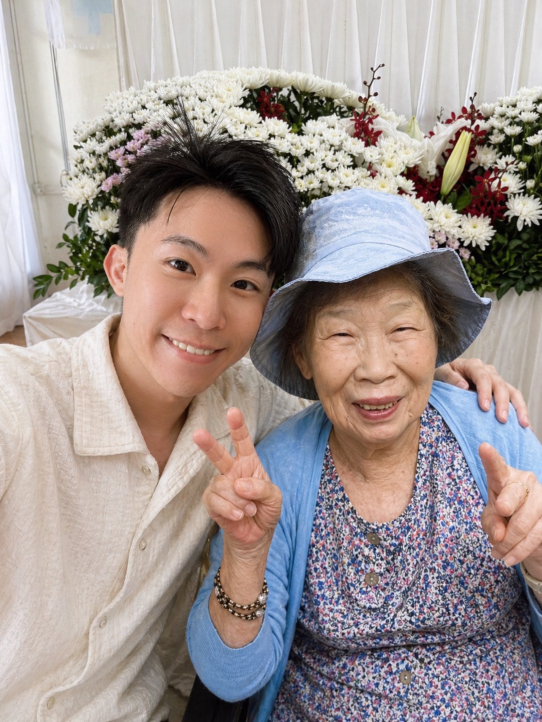 用 AI 合成的我和外婆合照，外婆戴藍色帽子比 YA