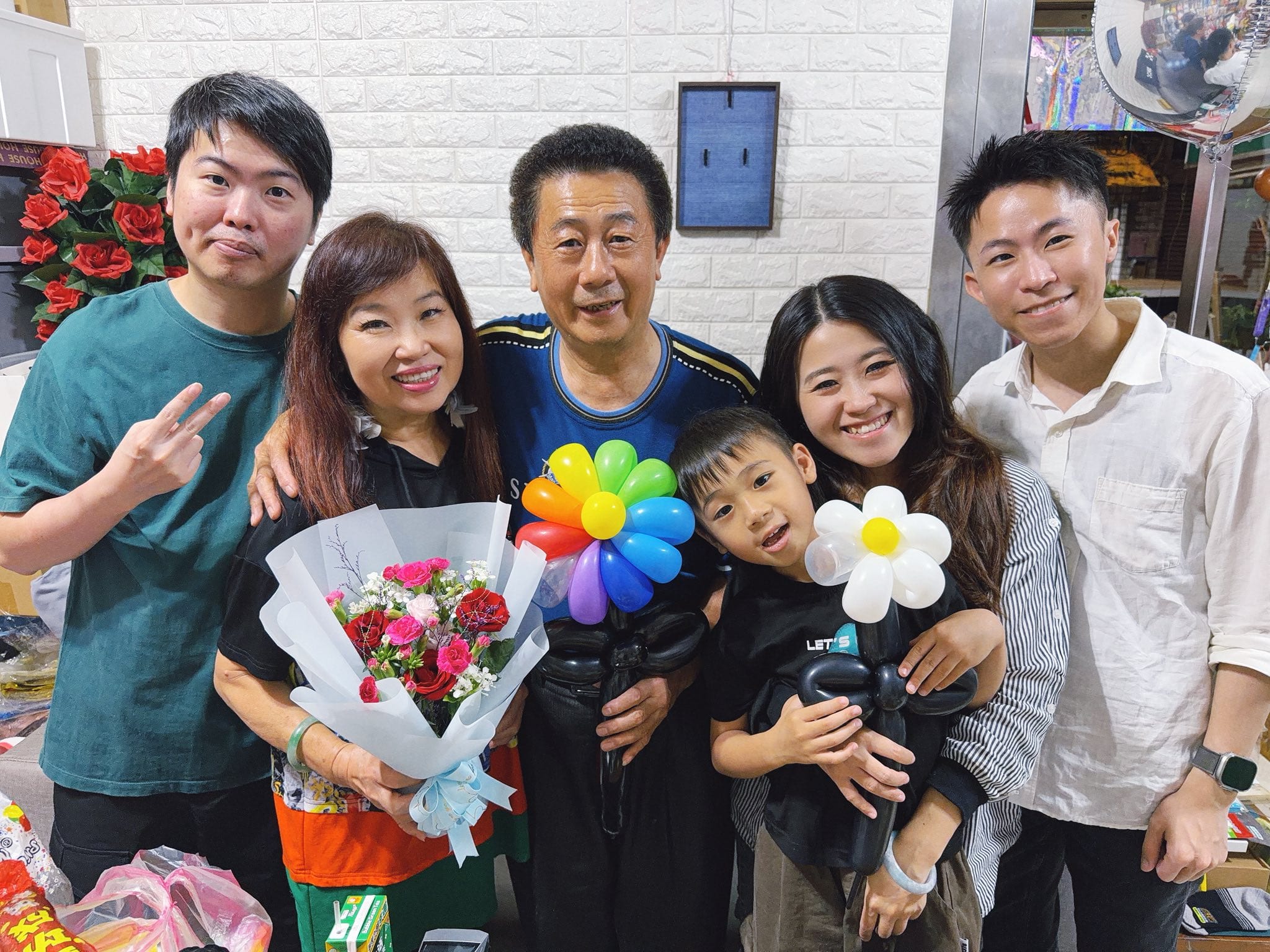 全家人和媽媽的母親節花束、彩虹與白色氣球花合照