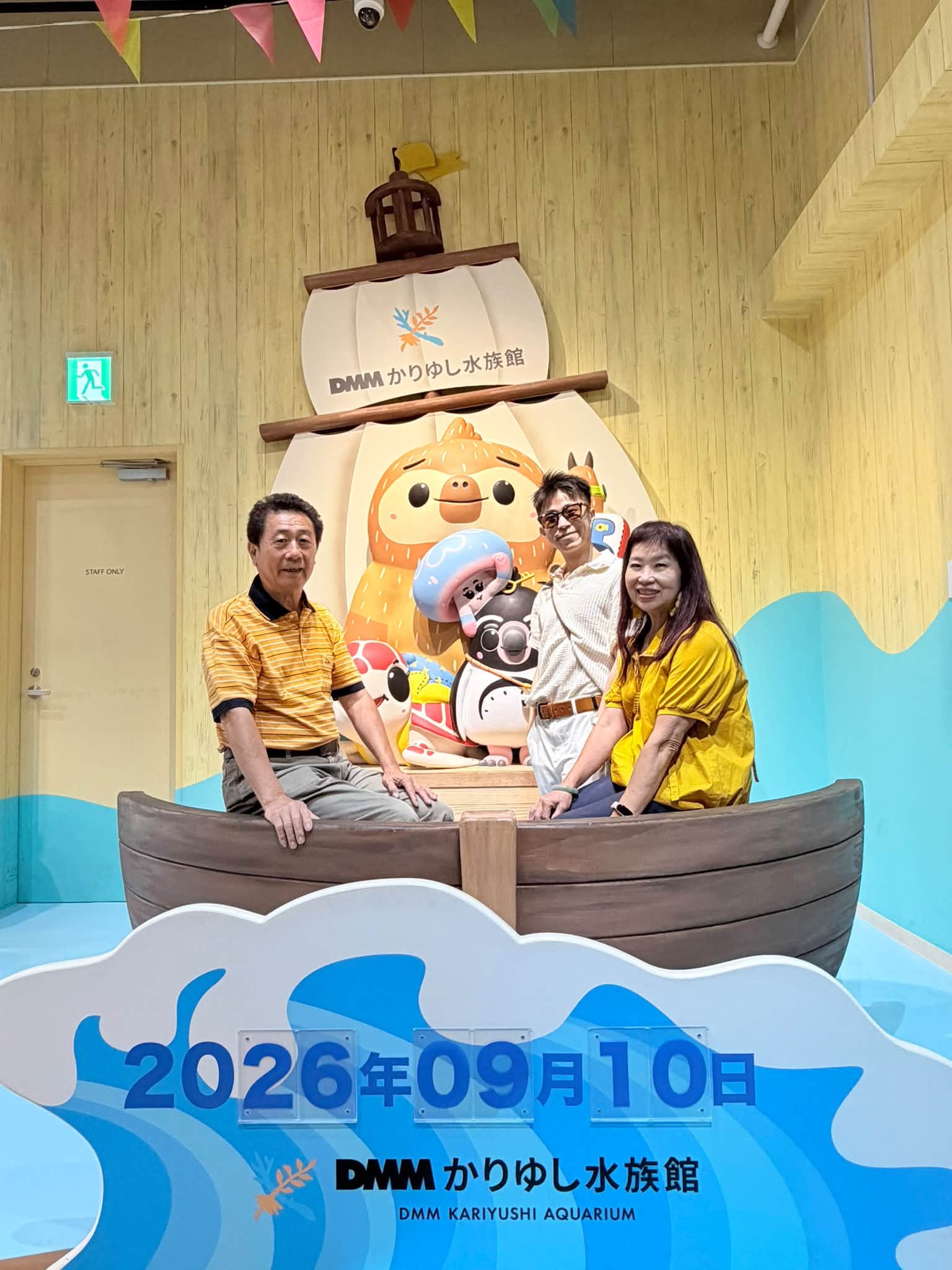 全家在 DMM かりゆし水族館的船造型拍照區合影