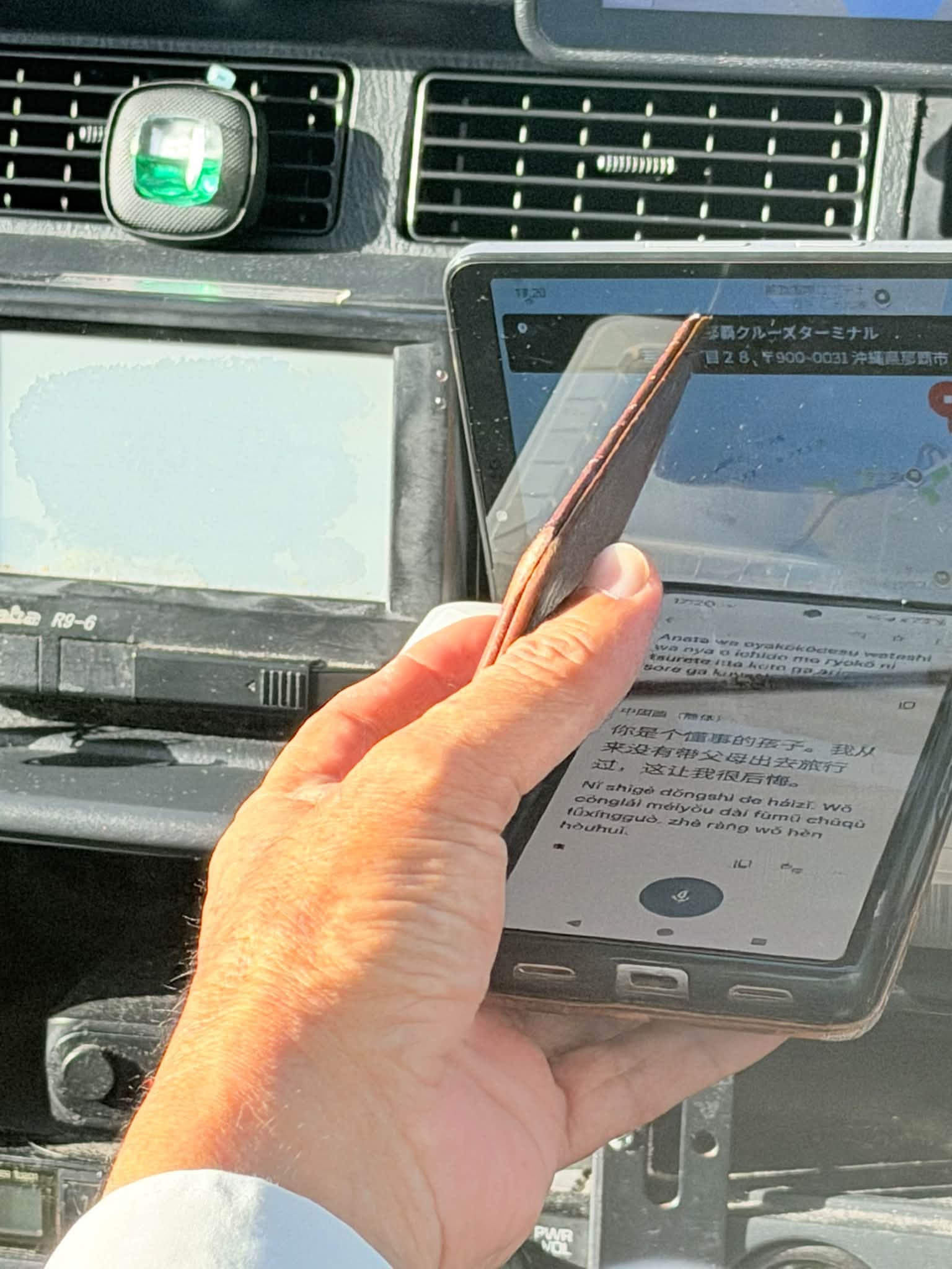 沖繩司機拿著手機翻譯畫面跟我們聊天