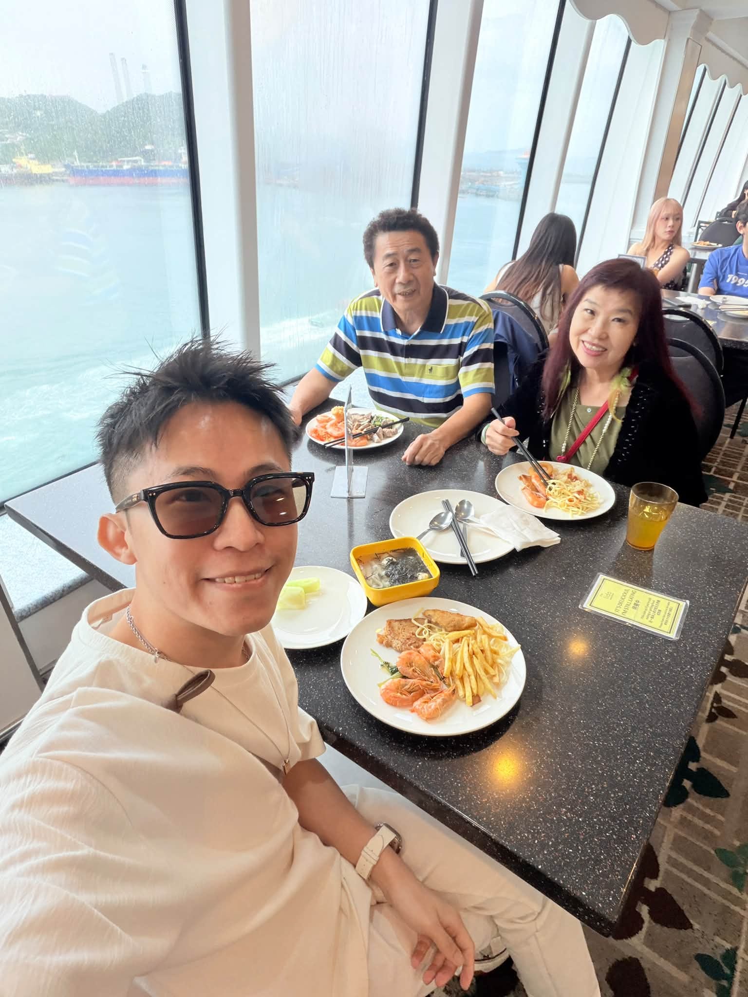 我戴墨鏡和爸媽在郵輪餐廳用餐自拍
