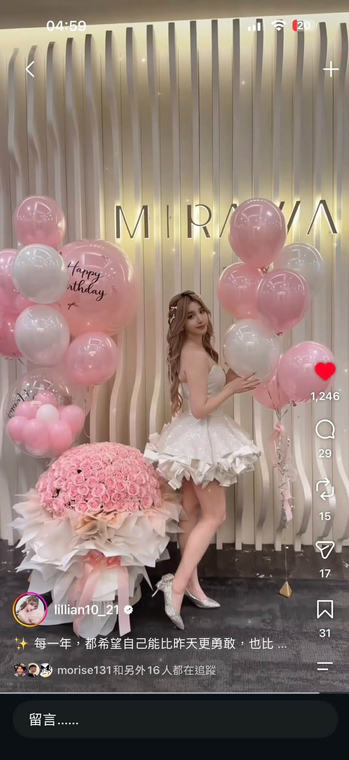穿白色蓬裙洋裝的壽星站在 Mirawan 字樣牆前，兩側是粉白雙層氣球束與粉色玫瑰花束