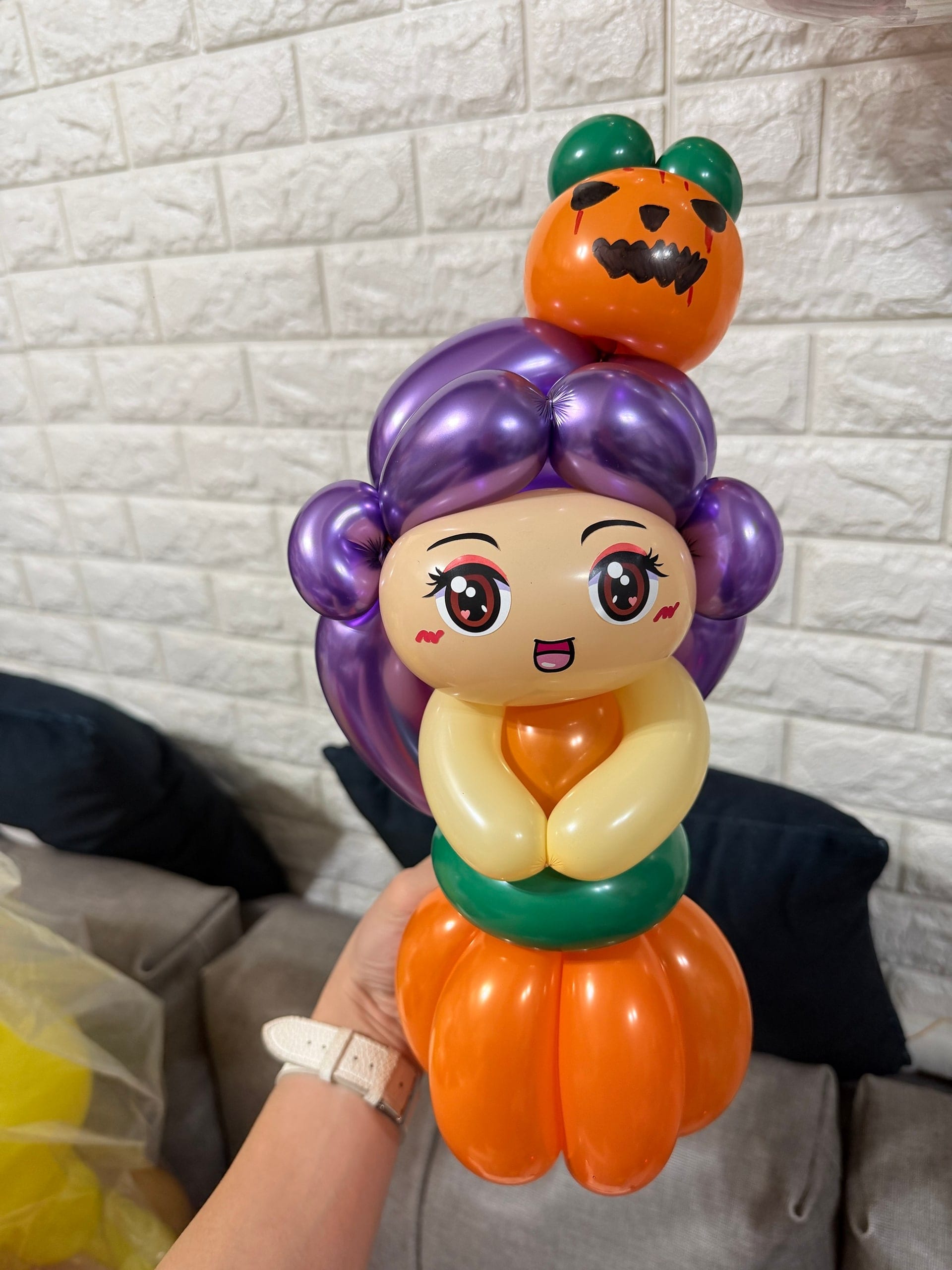南瓜女孩造型氣球,紫色金屬氣球捲髮、頭頂坐著一顆小南瓜,裙子是橘色南瓜