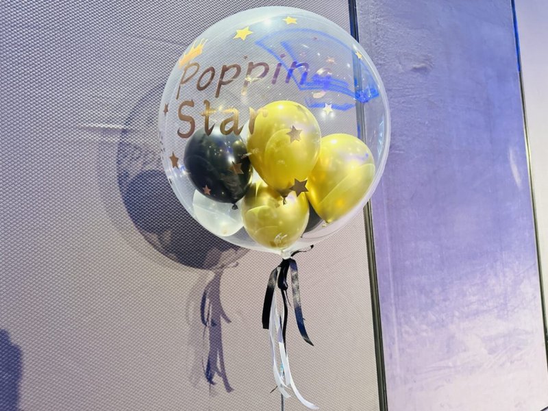會場牆邊的Popping Star客製波波球，金黑小氣球與黑白緞帶垂墜