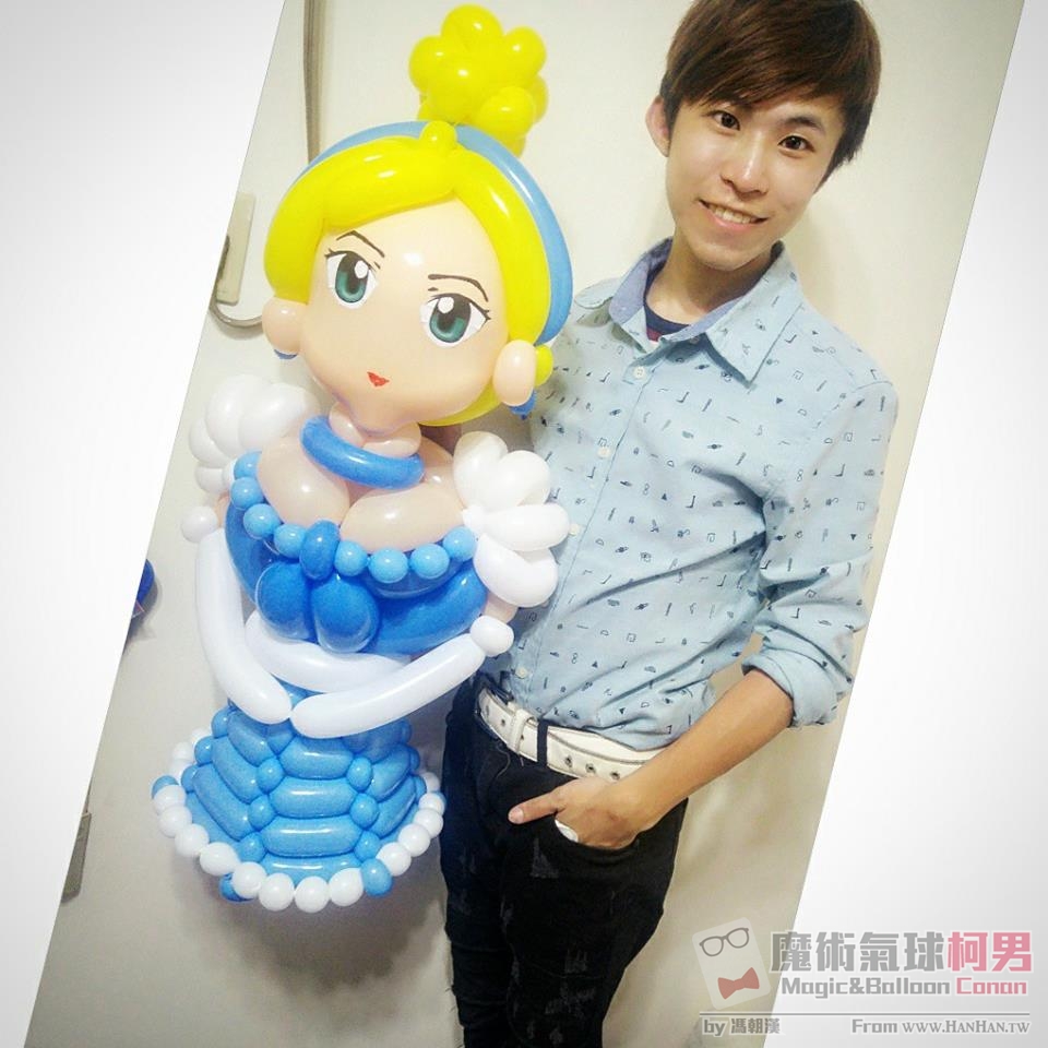 仙杜瑞拉造型氣球人偶，藍色禮服金色包頭，柯男站在旁邊合照